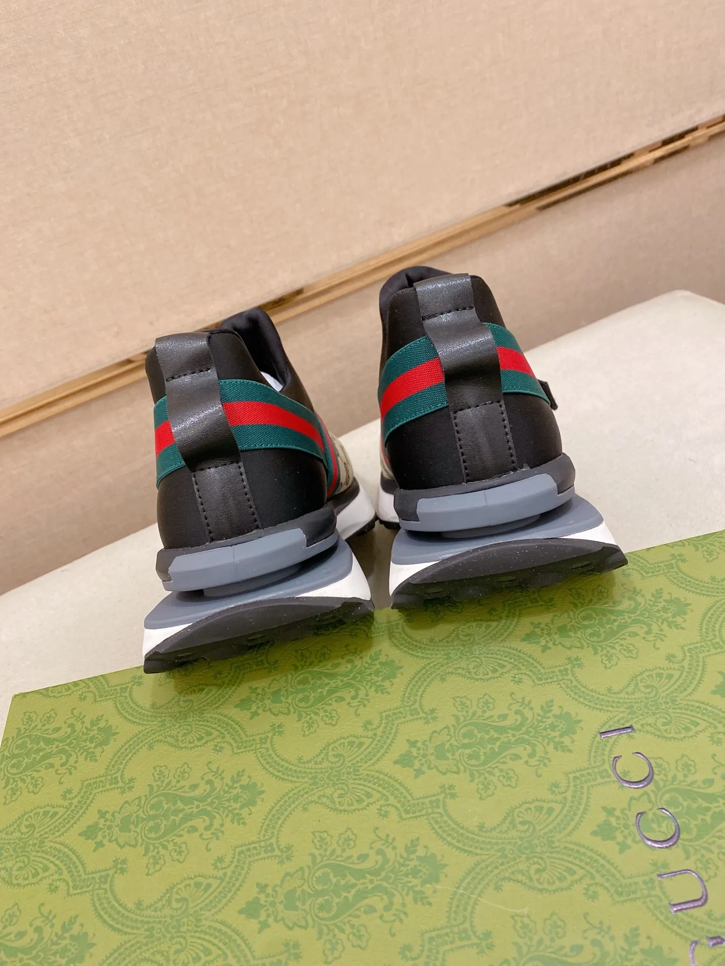 Factory price: 462💰 (GUCCI) The latest 🎁🎁casual and fashionable men's shoes👟 from the official website, hot style 💥 style is simple and elegant, exclusive for trendy men. Unique latest brand elements from the official website 👑original decoration, fashionable and generous, original fabric ✅breathable stretch cloth lining, official website designated wear-resistant casual outsole, classic model taken at the counter in kind🎬38-44 (45 is not returnable and non-refundable)